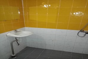 Phòng đơn, 1 giường đôi, quang cảnh thành phố | Phòng tắm | Buồng tắm vòi sen, vòi sen phun mưa, đồ dùng nhà tắm miễn phí 