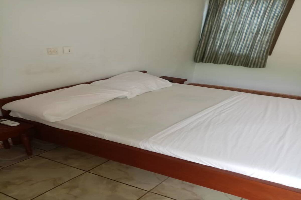 Phòng đôi Tiêu chuẩn, 1 giường đôi, quang cảnh thành phố | Bộ đồ giường cao cấp, bàn, màn/rèm cản sáng