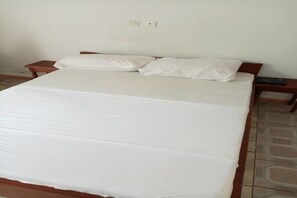 Phòng đôi Tiêu chuẩn, 1 giường đôi, quang cảnh thành phố | Bộ đồ giường cao cấp, bàn, màn/rèm cản sáng 