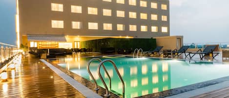 Una piscina al aire libre