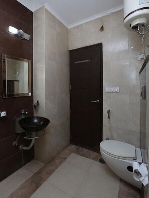 Deluxe Room, 1 Double Bed | Bathroom | Shower, rainfall showerhead, free toiletries, towels