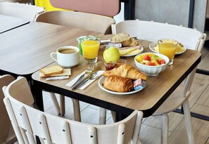 อาหารเช้าแบบบุฟเฟ่ต์ทุกวัน (คิดค่าบริการ)