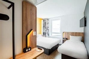 Kamar Triple | Meja kerja, kedap suara, dan setrika/meja setrika