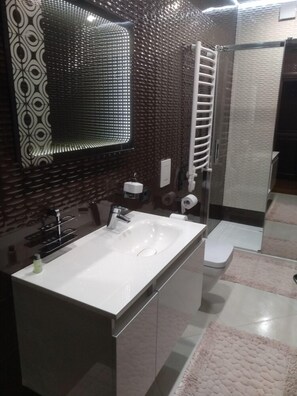 Family Quadruple Room, Garden View | Bathroom