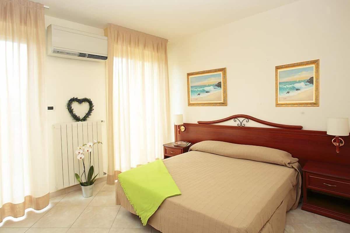 Superior Apartment, 1 Bedroom | Premium bedding, down duvets, iron/ironing board (on request)