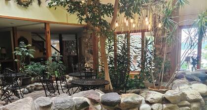 Karinall Estate at the Lake: sleeps 24, 8 bedrooms, 6 bathrooms, 9,400 sq ft