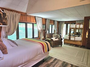 8 bedrooms, desk, iron/ironing board, travel cot - Karinall Estate at the Lake: sleeps 24, 8 bedrooms, 6 bathrooms, 9,400 sq ft (Frazee)