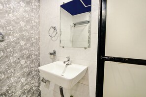 Douche, douche à « effet pluie », articles de toilette gratuits