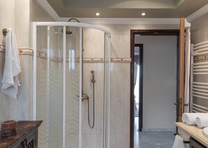 Villa, 3 habitaciones, vista a la montaña | Baño | Tina profunda, amenidades de baño gratuitas, secadora de cabello 
