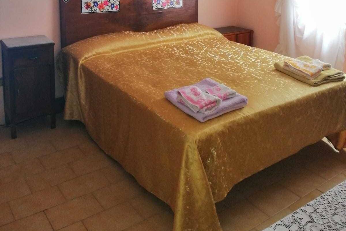 Appartamento | Una scrivania, lenzuola