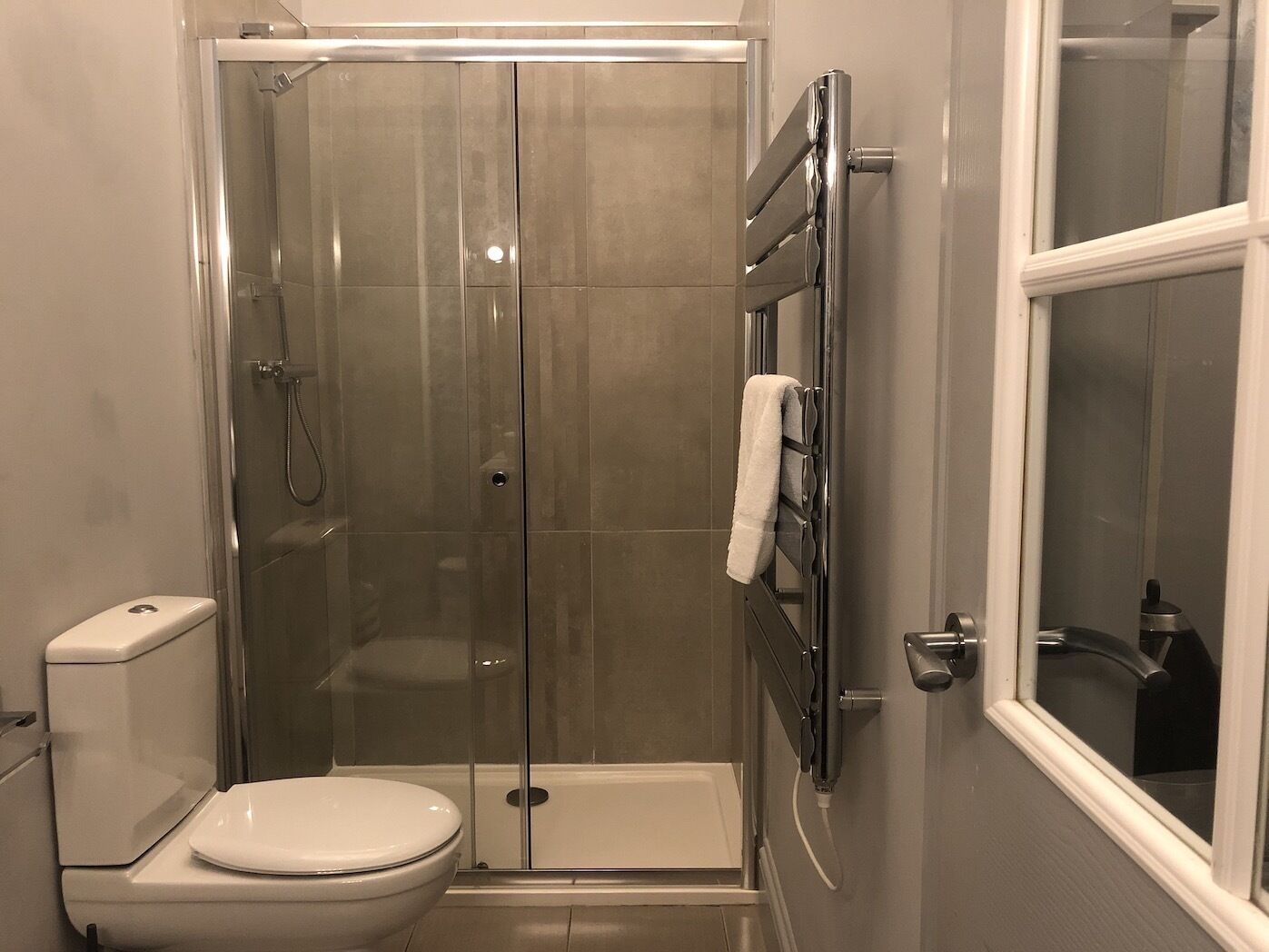 standard double room, ensuite | bathroom | towels