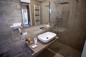Shower, rainfall showerhead, free toiletries, hair dryer