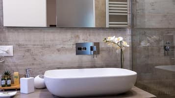 Doccia, soffione a pioggia, set di cortesia gratuito, asciugacapelli