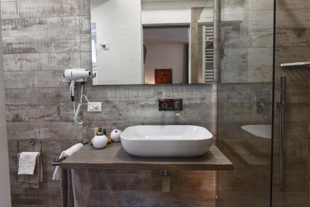 Dusche, Regendusche, kostenlose Toilettenartikel, Haartrockner