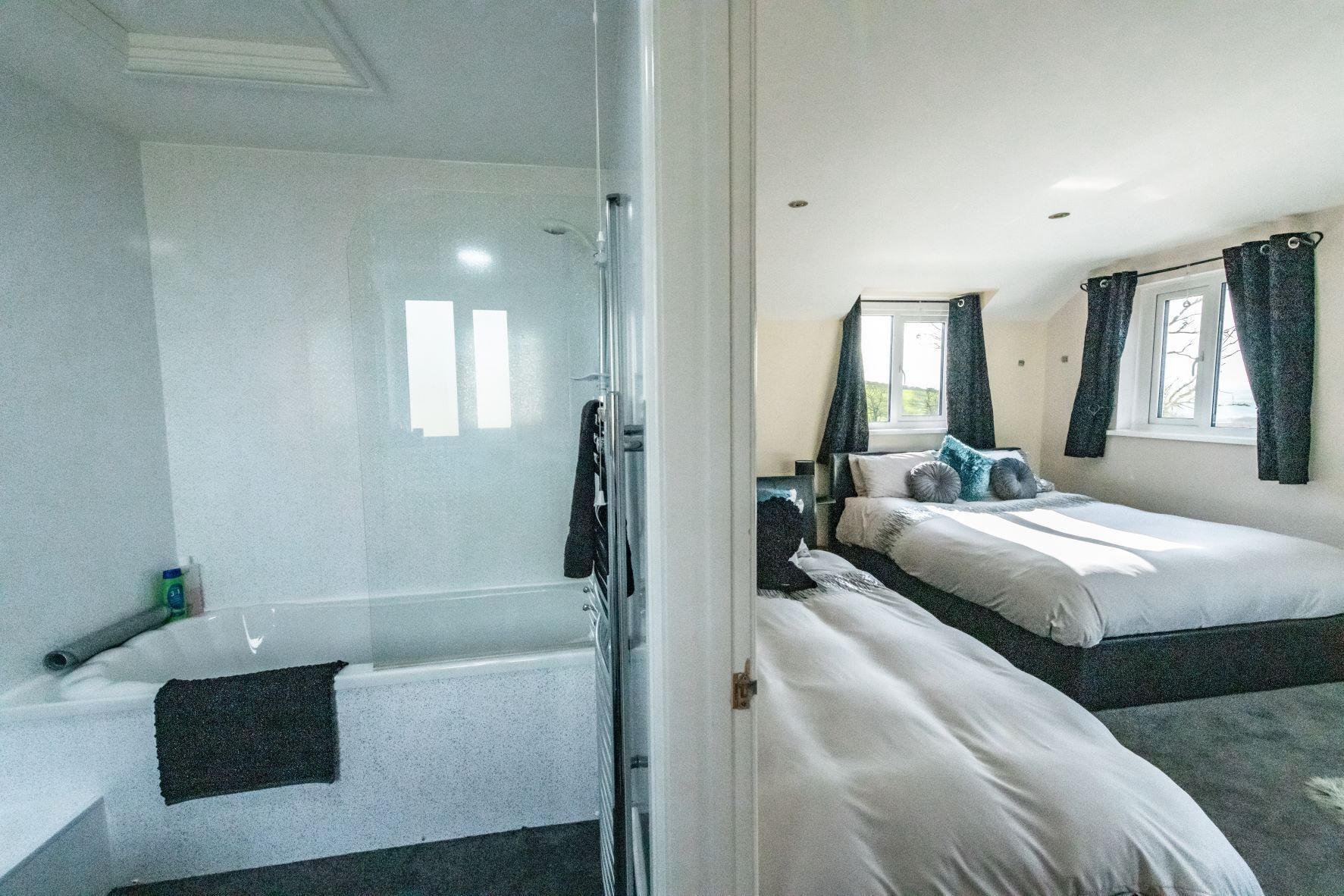 Luxury Cottage | Bathroom | Combined shower/tub, free toiletries, hair dryer, bathrobes
