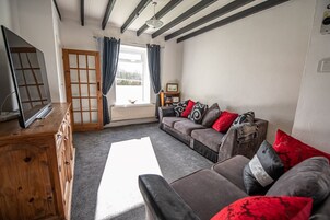 Luxury Cottage | Living area | 46-inch flat-screen TV with digital channels, Smart TV, Netflix