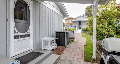 Kingston Cottage- waterfront views, steps to beach & downtown- the best of PNW!