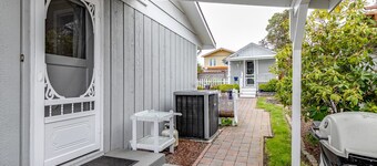 Kingston Cottage- waterfront views, steps to beach & downtown- the best of PNW!