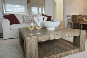 Smart TV, fireplace, books - Front Row Waterfront Views— Steps to Beach, Town & Ferry (Kingston)
