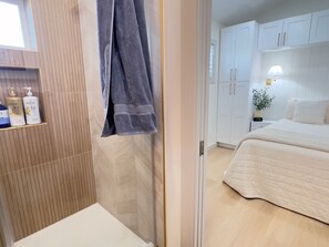 3 chambres, bureau, fer et planche à repasser, accès au Wi-Fi (inclus)