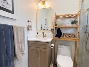 Ensemble baignoire-douche, séchoir à cheveux, serviettes fournies, savon