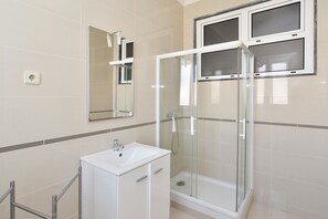 Comfort Suite, Private Bathroom | Bathroom | Towels, soap