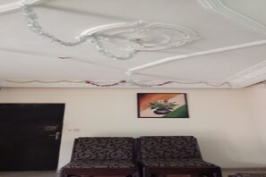 Suite, para no fumadores, vista al patio | Ropa de cama de alta calidad, escritorio y cortinas blackout 