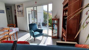 Télévision, livres, chaßne hi-fi, écrans d'ordinateur