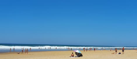 Una spiaggia nelle vicinanze