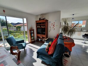 Télévision, livres, chaîne hi-fi, écrans d'ordinateur