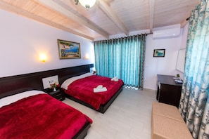 Phòng 3 Superior, ban công, quang cảnh biển | Trang bị nội thất với thiết kế riêng biệt, bàn, màn/rèm cản sáng 