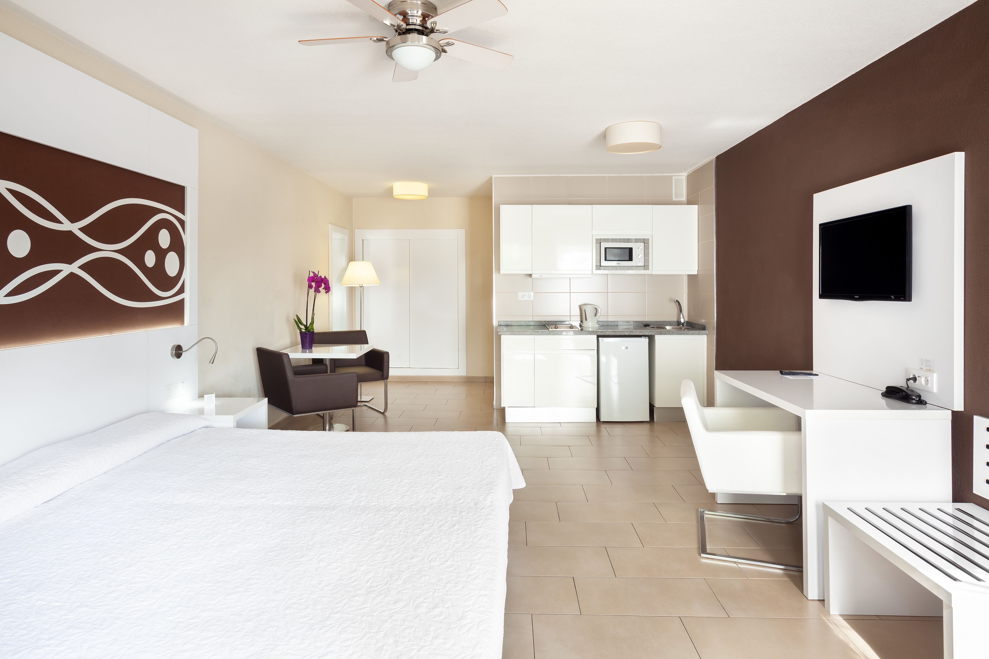 studio | desk, blackout curtains, free wifi, bed sheets