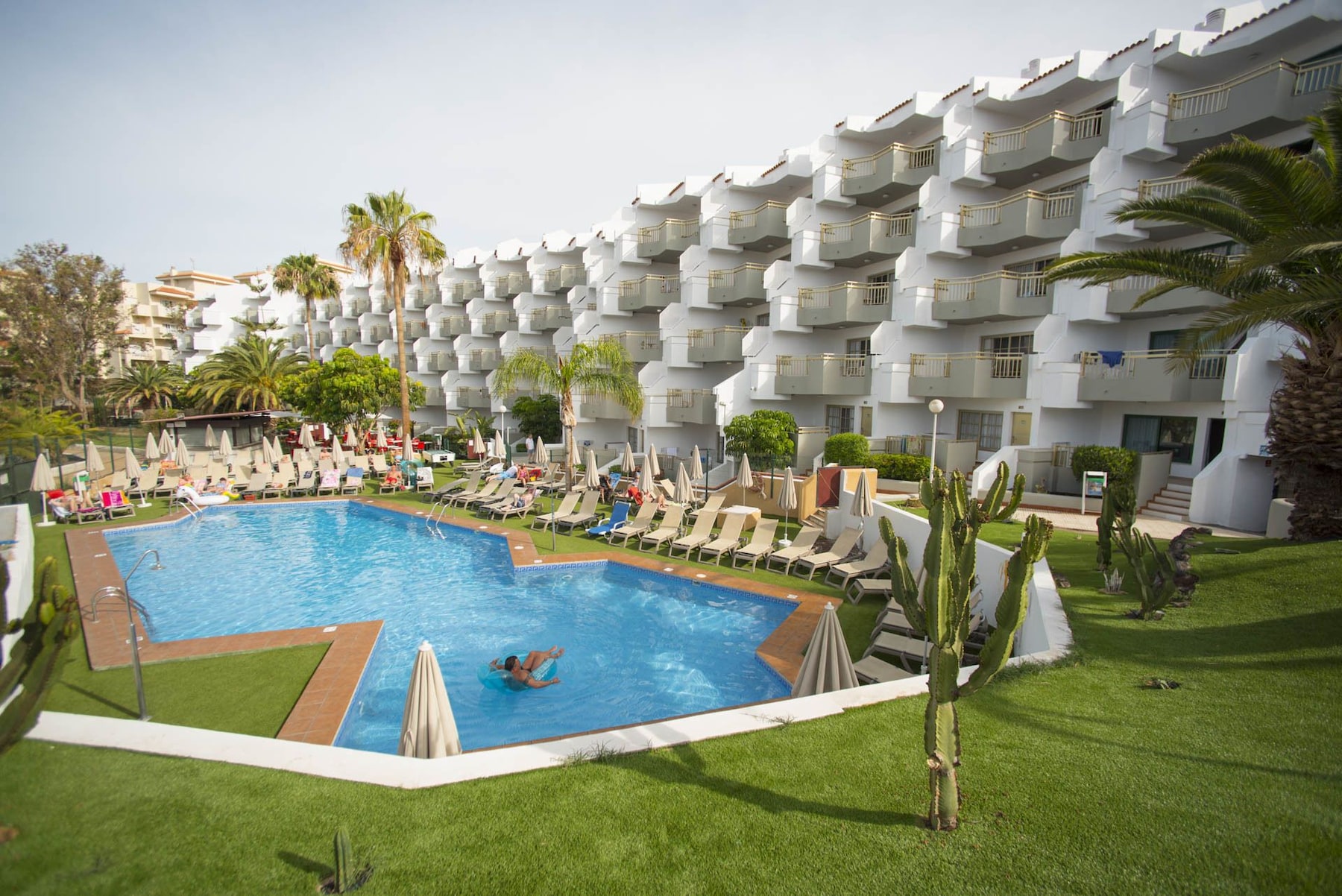 3 outdoor pools, open 10:00 AM to 6:00 PM, pool umbrellas, pool loungers