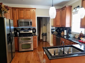 Jääkaappi, mikroaaltouuni, uuni, liesi