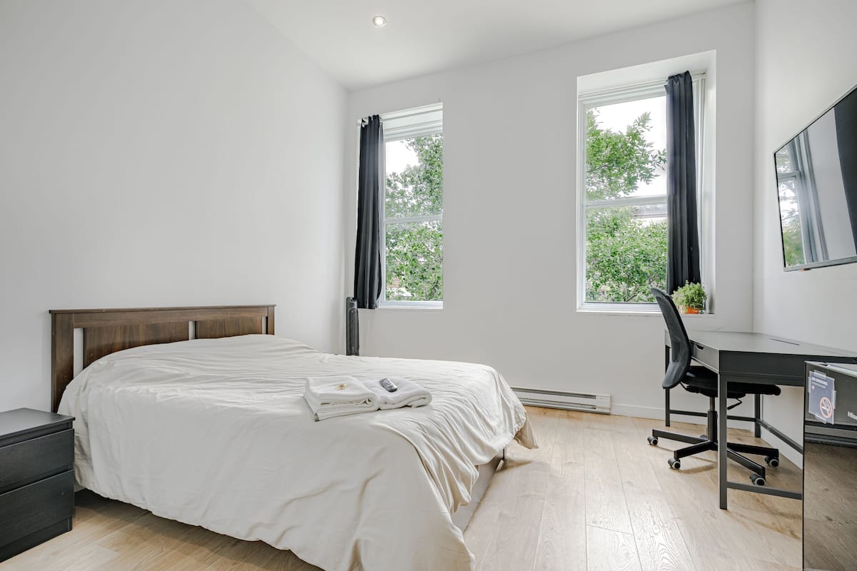 1 bedroom, Egyptian cotton sheets, premium bedding, down comforters