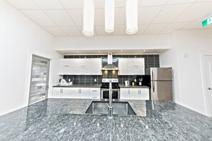 Réfrigérateur, four, plaque de cuisson, lave-vaisselle