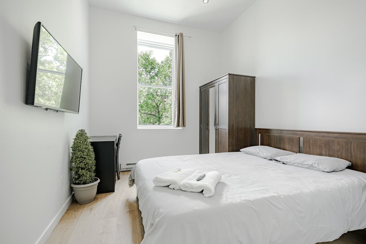 1 bedroom, Egyptian cotton sheets, premium bedding, down comforters