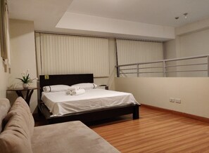 Desk, free WiFi, bed sheets - Embrace Place (Taguig)