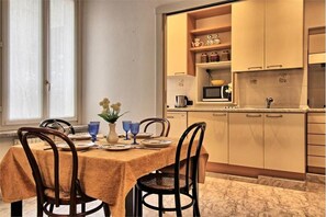 Appartement, 1 slaapkamer | Privékeuken | Een koelkast/vriezer, een magnetron, een kookplaat