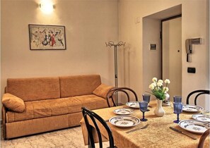 Apartamento, 1 habitación | Sala de estar | Una televisión de pantalla plana