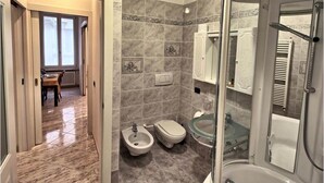 A modern bathroom with a shower, toilet, bidet, and sink. - Logicasa Residenza Como Centro (Como)
