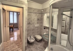 อพาร์ทเมนท์, 1 ห้องนอน | ห้องน้ำ | ฝักบัวในอ่างอาบน้ำ, อ่างอาบน้ำแบบหัวเจ็ต, โถสุขภัณฑ์แบบบิเดท์