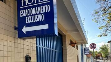 Señal de hotel con la leyenda 'RAMETTA HOTEL' y 'ESTACIONAMIENTO EXCLUSIVO', indicando estacionamiento reservado.