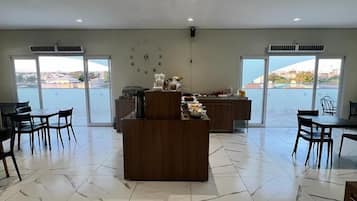 Petit déjeuner buffet compris tous les jours