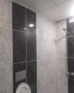 Standard Triple Room | Bathroom | Shower, free toiletries, towels - Umut Bakis Hotel (Konya)