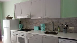 Coffee/tea maker, fridge, oven, dishwasher - Ferienwohnungen Schenk Schmitz (Bad Bertrich)
