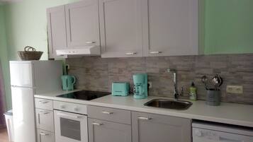 Fridge, oven, dishwasher, coffee/tea maker