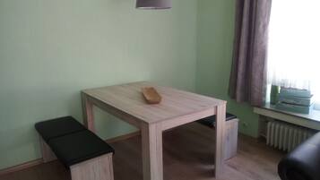 Khu vực ăn uống tại phòng