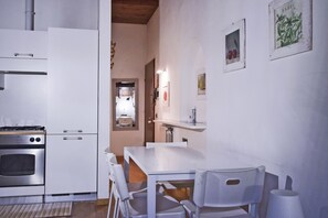 Studio, 1 Queen Bed | In-room dining