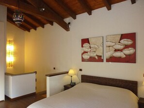 2 bedrooms, iron/ironing board, free WiFi, bed sheets - "NIDO SUL LAGO" - The Lake Relax! (Belgirate - Stresa)